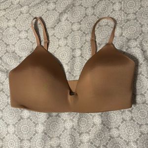 SKIMS bra size 34 D. Only worn once! Very clean and comfortable.